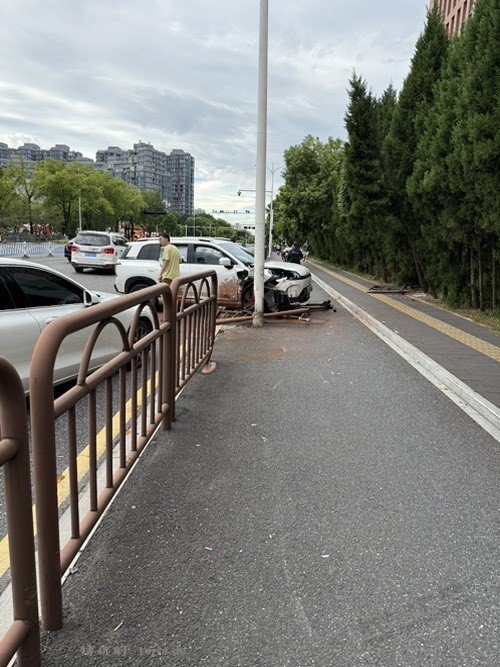 下班路上看到的惨烈车祸 - 特价的