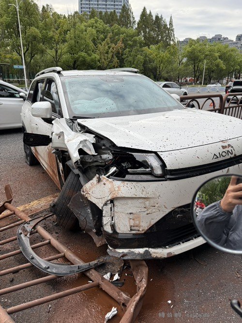 下班路上看到的惨烈车祸 - 特价的